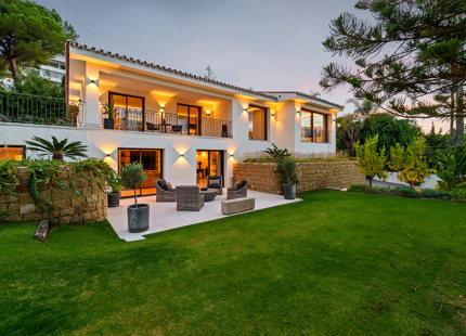 VILLA DE LUJO CON INCREÍBLES ESPACIOS EXTERIORES Y CARACTERÍSTICAS EN MARBELLA