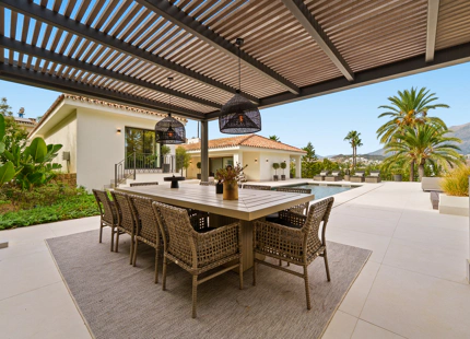 VILLA DE LUJO CON INCREÍBLES ESPACIOS EXTERIORES Y CARACTERÍSTICAS EN MARBELLA