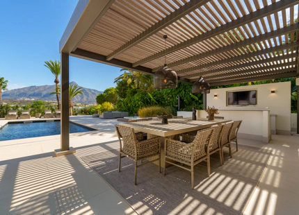 VILLA DE LUJO CON INCREÍBLES ESPACIOS EXTERIORES Y CARACTERÍSTICAS EN MARBELLA