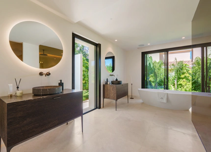 VILLA DE LUJO CON INCREÍBLES ESPACIOS EXTERIORES Y CARACTERÍSTICAS EN MARBELLA