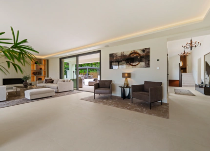 VILLA DE LUJO CON INCREÍBLES ESPACIOS EXTERIORES Y CARACTERÍSTICAS EN MARBELLA