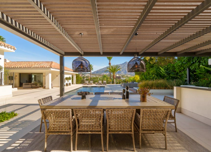 VILLA DE LUJO CON INCREÍBLES ESPACIOS EXTERIORES Y CARACTERÍSTICAS EN MARBELLA