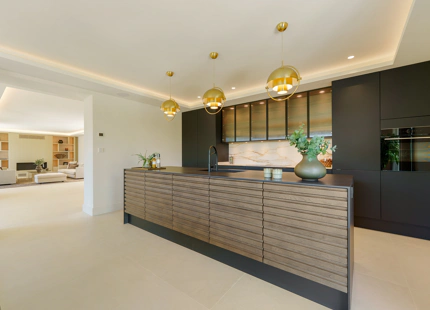 VILLA DE LUJO CON INCREÍBLES ESPACIOS EXTERIORES Y CARACTERÍSTICAS EN MARBELLA