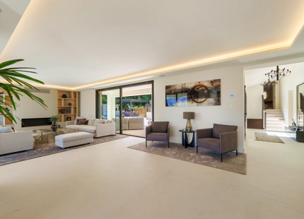 VILLA DE LUJO CON INCREÍBLES ESPACIOS EXTERIORES Y CARACTERÍSTICAS EN MARBELLA