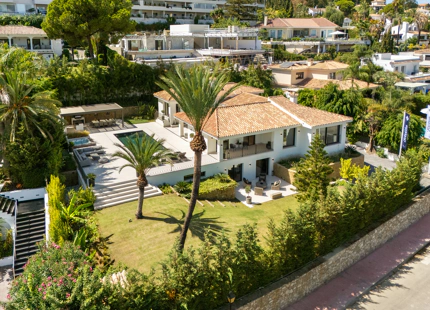 VILLA DE LUJO CON INCREÍBLES ESPACIOS EXTERIORES Y CARACTERÍSTICAS EN MARBELLA