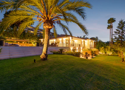 VILLA DE LUJO CON INCREÍBLES ESPACIOS EXTERIORES Y CARACTERÍSTICAS EN MARBELLA
