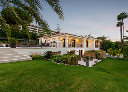 VILLA DE LUJO CON INCREÍBLES ESPACIOS EXTERIORES Y CARACTERÍSTICAS EN MARBELLA