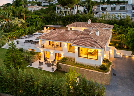 VILLA DE LUJO CON INCREÍBLES ESPACIOS EXTERIORES Y CARACTERÍSTICAS EN MARBELLA