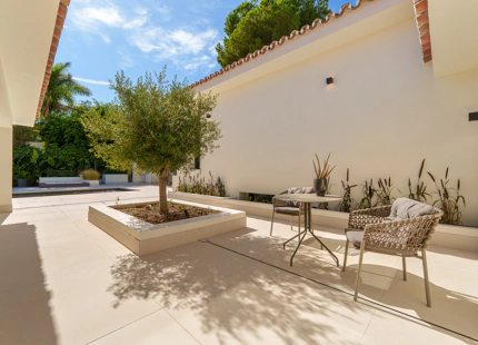 VILLA DE LUJO CON INCREÍBLES ESPACIOS EXTERIORES Y CARACTERÍSTICAS EN MARBELLA