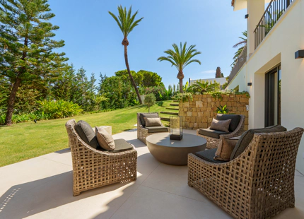 VILLA DE LUJO CON INCREÍBLES ESPACIOS EXTERIORES Y CARACTERÍSTICAS EN MARBELLA