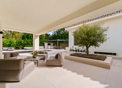 VILLA DE LUJO CON INCREÍBLES ESPACIOS EXTERIORES Y CARACTERÍSTICAS EN MARBELLA