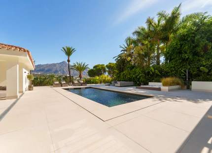 VILLA DE LUJO CON INCREÍBLES ESPACIOS EXTERIORES Y CARACTERÍSTICAS EN MARBELLA
