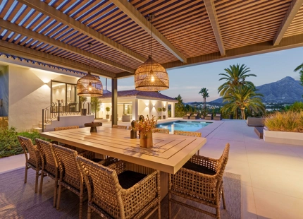 VILLA DE LUJO CON INCREÍBLES ESPACIOS EXTERIORES Y CARACTERÍSTICAS EN MARBELLA