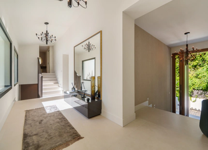 VILLA DE LUJO CON INCREÍBLES ESPACIOS EXTERIORES Y CARACTERÍSTICAS EN MARBELLA