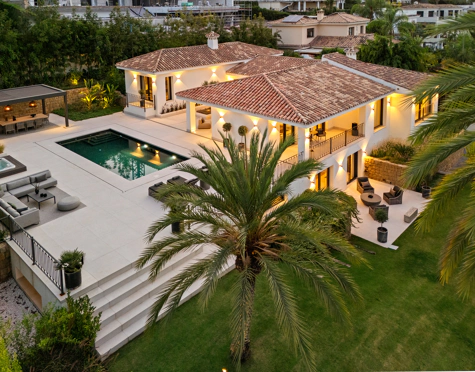 VILLA DE LUJO CON INCREÍBLES ESPACIOS EXTERIORES Y CARACTERÍSTICAS EN MARBELLA