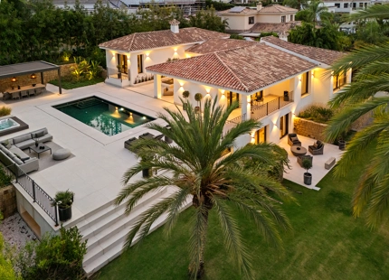 VILLA DE LUJO CON INCREÍBLES ESPACIOS EXTERIORES Y CARACTERÍSTICAS EN MARBELLA