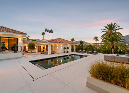 VILLA DE LUJO CON INCREÍBLES ESPACIOS EXTERIORES Y CARACTERÍSTICAS EN MARBELLA