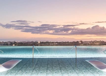 APARTAMENTO CONTEMPORÁNEO DE DOS DORMITORIOS EN UBICACIÓN PRIVILEGIADA DE GOLF