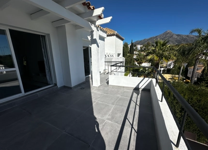 APARTAMENTO DE 2 DORMITORIOS EN PLANTA MEDIA CON VISTAS A LA CONCHA EN NUEVA ANDALUCÍA