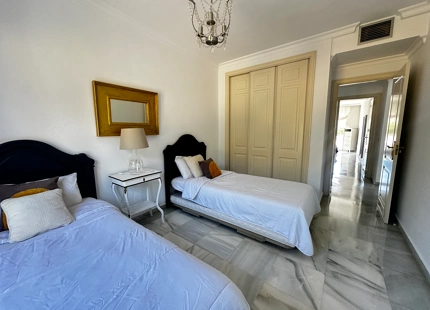 APARTAMENTO DE 2 DORMITORIOS EN PLANTA MEDIA CON VISTAS A LA CONCHA EN NUEVA ANDALUCÍA