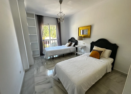 APARTAMENTO DE 2 DORMITORIOS EN PLANTA MEDIA CON VISTAS A LA CONCHA EN NUEVA ANDALUCÍA