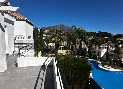 APARTAMENTO DE 2 DORMITORIOS EN PLANTA MEDIA CON VISTAS A LA CONCHA EN NUEVA ANDALUCÍA