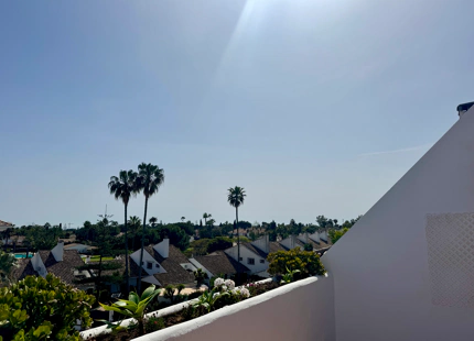 ÁTICO DÚPLEX CON ENCANTO EN GUADALMINA BAJA