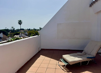 ÁTICO DÚPLEX CON ENCANTO EN GUADALMINA BAJA