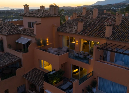 FULLY RENOVATED DUPLEX PENTHOUSE WITH PANORAMIC SEA AND MOUNTAIN VIEWS IN NUEVA ANDALUCÍA