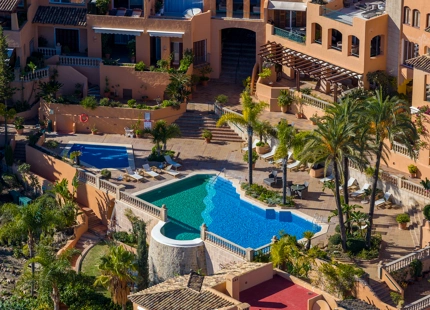 FULLY RENOVATED DUPLEX PENTHOUSE WITH PANORAMIC SEA AND MOUNTAIN VIEWS IN NUEVA ANDALUCÍA