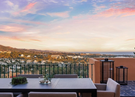 FULLY RENOVATED DUPLEX PENTHOUSE WITH PANORAMIC SEA AND MOUNTAIN VIEWS IN NUEVA ANDALUCÍA