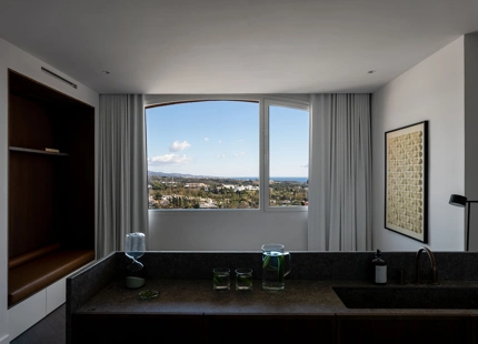 FULLY RENOVATED DUPLEX PENTHOUSE WITH PANORAMIC SEA AND MOUNTAIN VIEWS IN NUEVA ANDALUCÍA