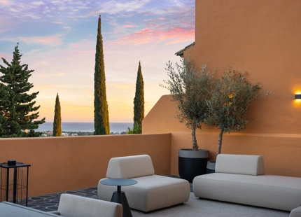 FULLY RENOVATED DUPLEX PENTHOUSE WITH PANORAMIC SEA AND MOUNTAIN VIEWS IN NUEVA ANDALUCÍA