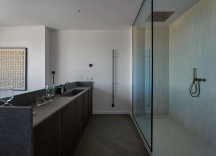 FULLY RENOVATED DUPLEX PENTHOUSE WITH PANORAMIC SEA AND MOUNTAIN VIEWS IN NUEVA ANDALUCÍA