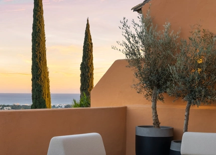 FULLY RENOVATED DUPLEX PENTHOUSE WITH PANORAMIC SEA AND MOUNTAIN VIEWS IN NUEVA ANDALUCÍA