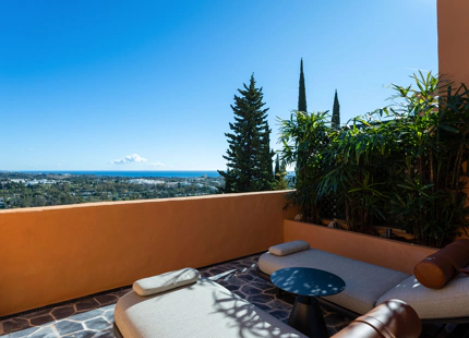 FULLY RENOVATED DUPLEX PENTHOUSE WITH PANORAMIC SEA AND MOUNTAIN VIEWS IN NUEVA ANDALUCÍA