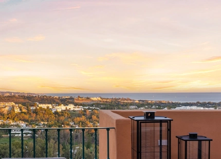 FULLY RENOVATED DUPLEX PENTHOUSE WITH PANORAMIC SEA AND MOUNTAIN VIEWS IN NUEVA ANDALUCÍA