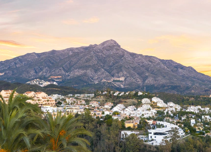 FULLY RENOVATED DUPLEX PENTHOUSE WITH PANORAMIC SEA AND MOUNTAIN VIEWS IN NUEVA ANDALUCÍA