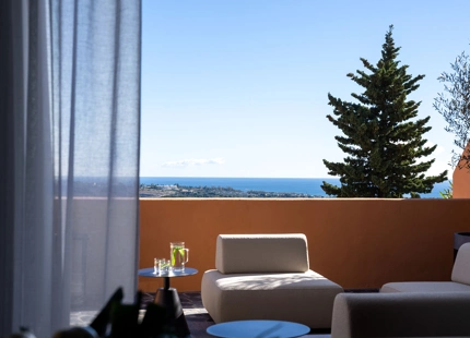 FULLY RENOVATED DUPLEX PENTHOUSE WITH PANORAMIC SEA AND MOUNTAIN VIEWS IN NUEVA ANDALUCÍA