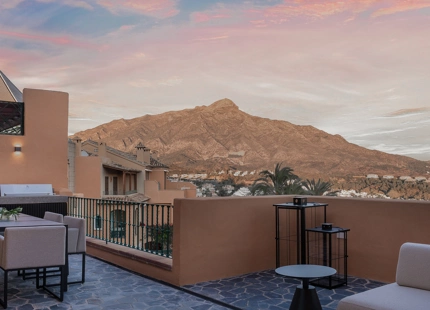 FULLY RENOVATED DUPLEX PENTHOUSE WITH PANORAMIC SEA AND MOUNTAIN VIEWS IN NUEVA ANDALUCÍA