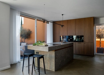 FULLY RENOVATED DUPLEX PENTHOUSE WITH PANORAMIC SEA AND MOUNTAIN VIEWS IN NUEVA ANDALUCÍA