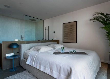 FULLY RENOVATED DUPLEX PENTHOUSE WITH PANORAMIC SEA AND MOUNTAIN VIEWS IN NUEVA ANDALUCÍA