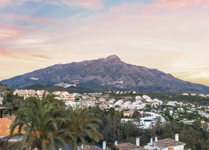 FULLY RENOVATED DUPLEX PENTHOUSE WITH PANORAMIC SEA AND MOUNTAIN VIEWS IN NUEVA ANDALUCÍA