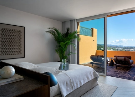 FULLY RENOVATED DUPLEX PENTHOUSE WITH PANORAMIC SEA AND MOUNTAIN VIEWS IN NUEVA ANDALUCÍA