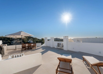 CONTEMPORARY SEA VIEW PENTHOUSE WITH ROOFTOP TERRACE IN LA QUINTA
