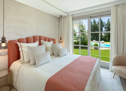VILLA ELEGANTE EN PRIMERA LÍNEA DE GOLF EN NUEVA ANDALUCÍA