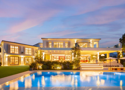 VILLA ELEGANTE EN PRIMERA LÍNEA DE GOLF EN NUEVA ANDALUCÍA