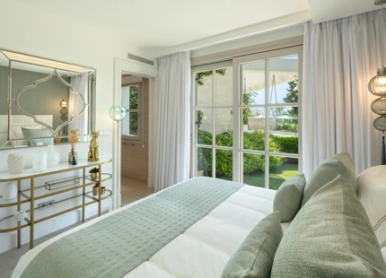 VILLA ELEGANTE EN PRIMERA LÍNEA DE GOLF EN NUEVA ANDALUCÍA