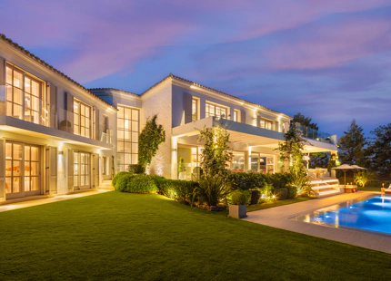 VILLA ELEGANTE EN PRIMERA LÍNEA DE GOLF EN NUEVA ANDALUCÍA