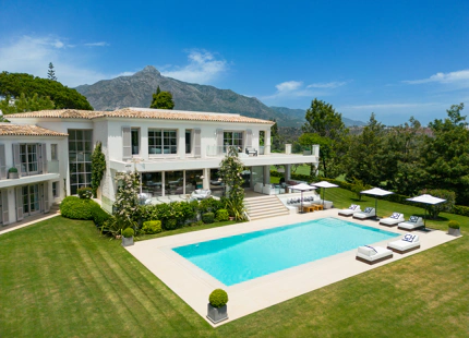 VILLA ELEGANTE EN PRIMERA LÍNEA DE GOLF EN NUEVA ANDALUCÍA